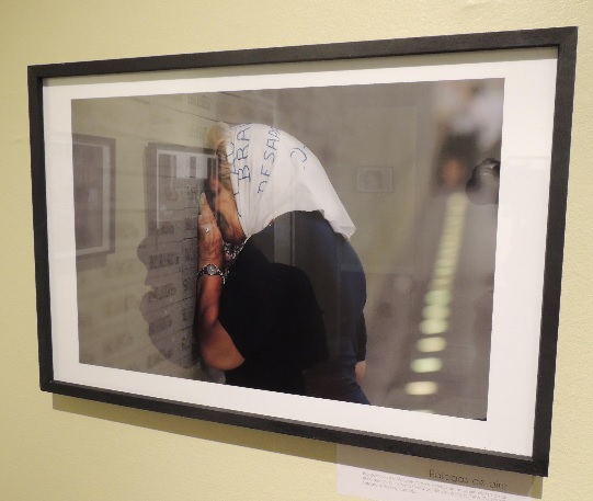 Reflejos  sobre el soporte de la fotografía de Victoria Gesualdi en el Parque  de la Memoria, Buenos Aires.